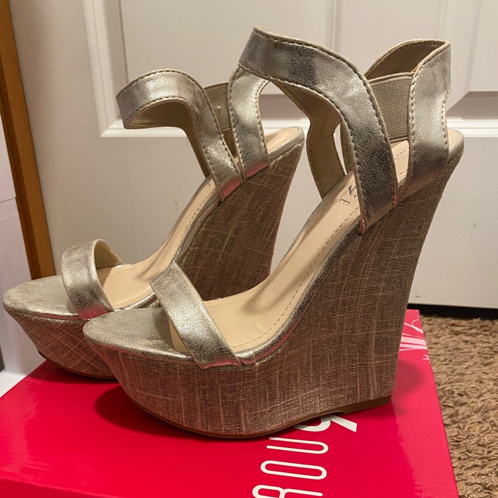 Silver metallic wedge